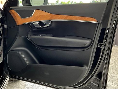 Used 2023 Volvo XC90 B6 Plus image 25