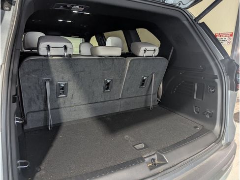 Used 2025 GMC Acadia Elevation w/ Elevation Premium Package FWD image 9