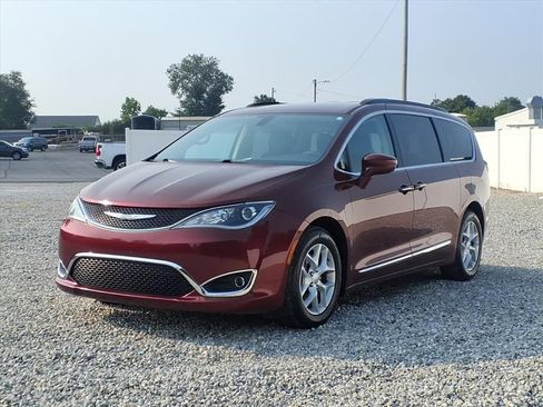 Used 2017 Chrysler Pacifica Touring-L w/ Tire & Wheel Group image 9