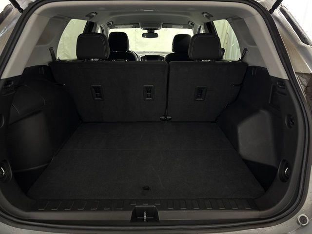 Used 2024 GMC Terrain SLE FWD image 10