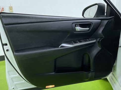 Used 2017 Toyota Camry SE image 16
