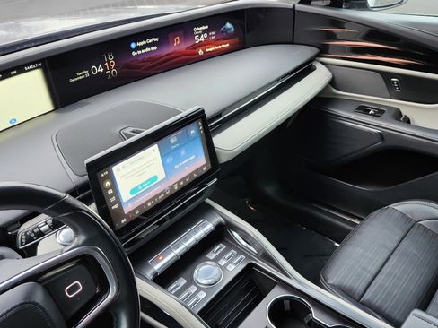 Used 2024 Lincoln Nautilus Reserve image 32