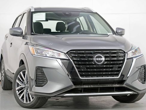 Used 2023 Nissan Kicks SV image 2