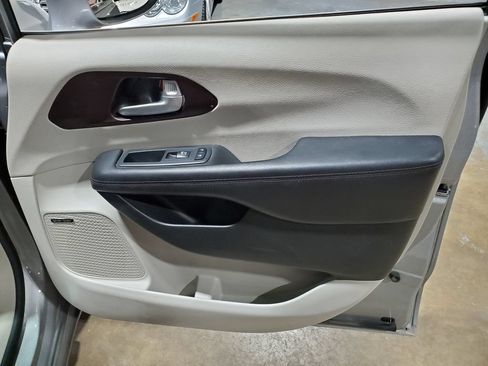 Used 2017 Chrysler Pacifica Limited FWD image 16