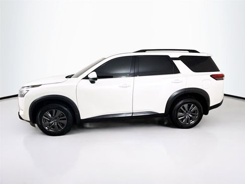 Used 2024 Nissan Pathfinder SV image 4