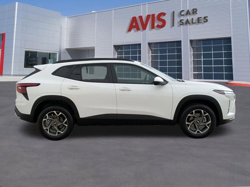 Used 2025 Chevrolet Trax LT w/ LT Convenience Package FWD image 5