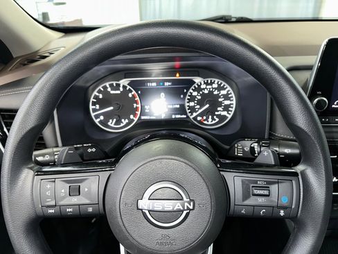 Used 2023 Nissan Rogue SV image 9