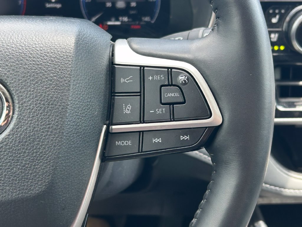 Used 2024 Toyota Highlander Platinum FWD image 44