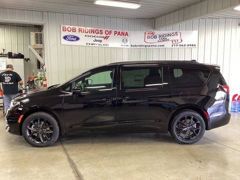 New 2026 Chrysler Pacifica Select w/ S Appearance Package AWD/4WD image 2