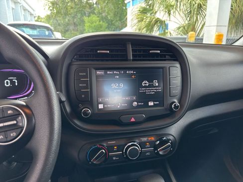 Used 2025 Kia Soul LX w/ LX Technology Package FWD image 17
