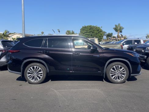 Used 2021 Toyota Highlander Platinum AWD/4WD image 2
