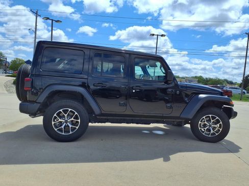 Used 2025 Jeep Wrangler Unlimited Sport AWD/4WD image 36
