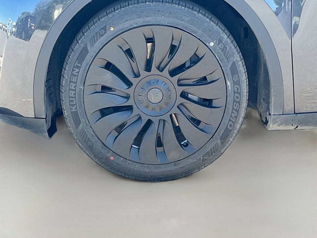 Used 2024 Tesla Model Y Long Range AWD/4WD image 30