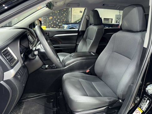 Used 2019 Toyota Highlander LE AWD/4WD image 15