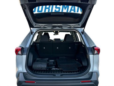 Used 2022 Toyota RAV4 LE image 5