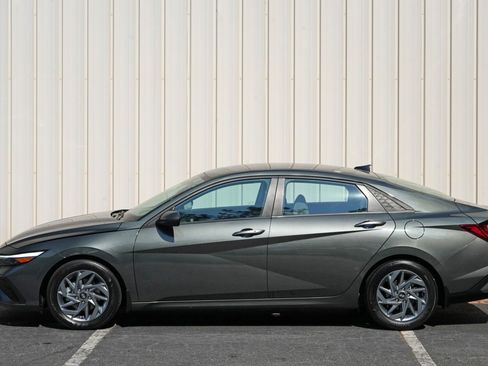 Used 2024 Hyundai Elantra Blue FWD image 45