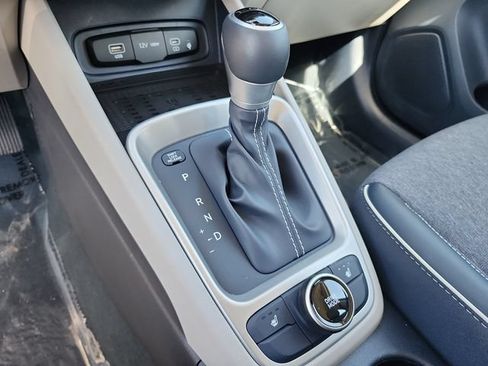 Used 2023 Hyundai Venue Limited FWD image 24