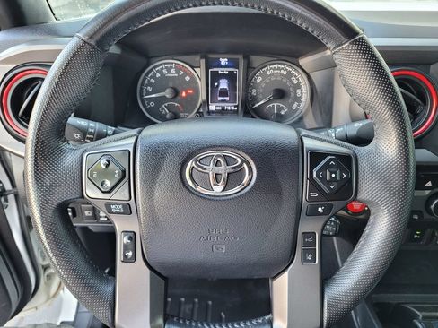Used 2022 Toyota Tacoma TRD Off-Road w/ Technology Package AWD/4WD image 16