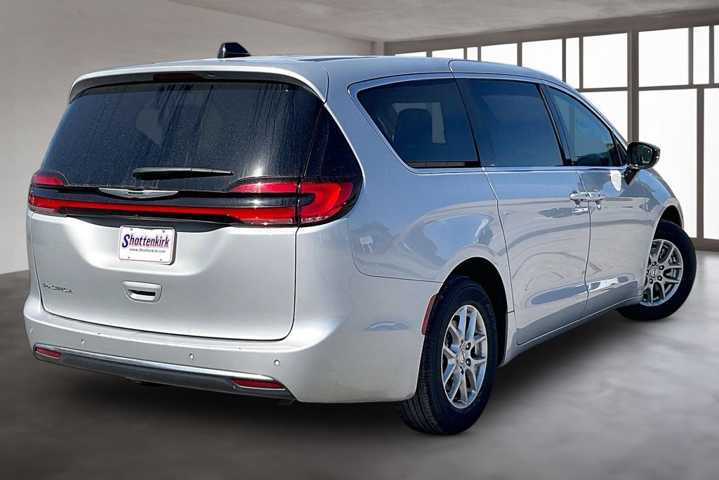 Used 2024 Chrysler Pacifica Touring-L FWD image 6