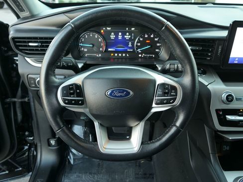 Used 2022 Ford Explorer XLT image 19