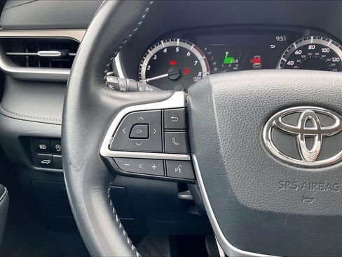Used 2023 Toyota Highlander XLE FWD image 24