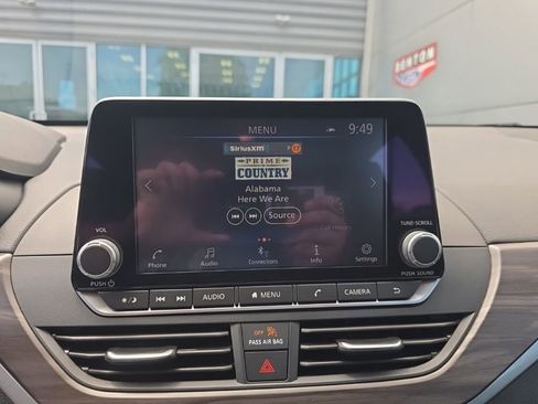 Used 2025 Nissan Altima 2.5 SV FWD image 17
