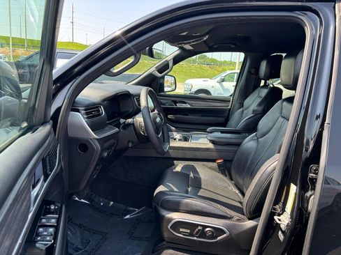 Used 2024 Jeep Wagoneer L Series II w/ Flexible Seating Group AWD/4WD image 9