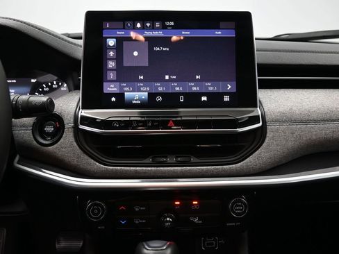 Used 2024 Jeep Compass Latitude image 8