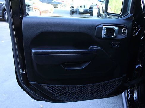 Used 2022 Jeep Gladiator Sport AWD/4WD image 9