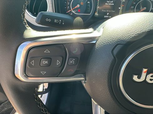 Used 2025 Jeep Wrangler Sahara image 26