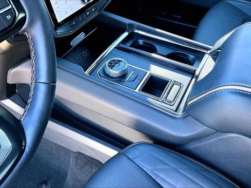 Used 2024 Ford Expedition Platinum image 17