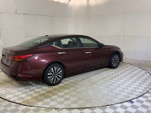 Used 2024 Nissan Altima 2.5 SV FWD image 3