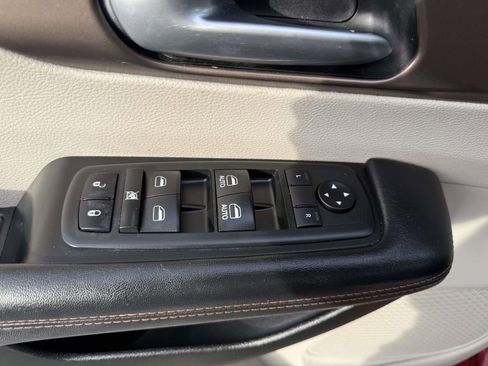 Used 2018 Chrysler Pacifica Touring-L image 13