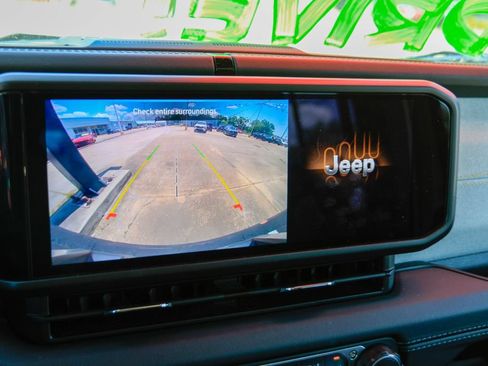 Used 2025 Jeep Wrangler Unlimited Sahara AWD/4WD image 4