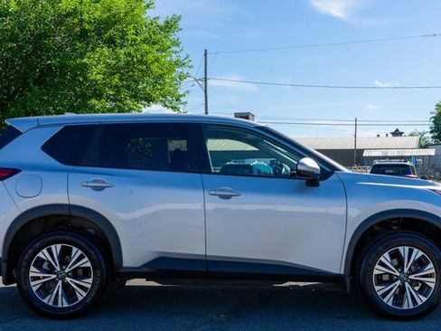 Used 2022 Nissan Rogue SV image 5