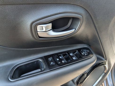 Used 2020 Jeep Renegade Altitude image 27