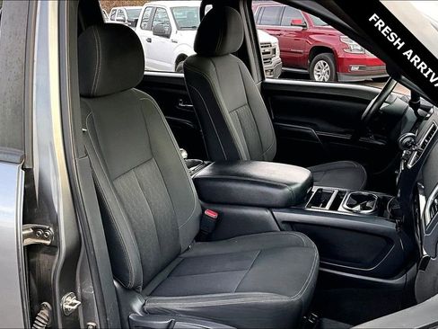 Used 2018 Nissan Titan SV w/ SV Convenience Package image 27