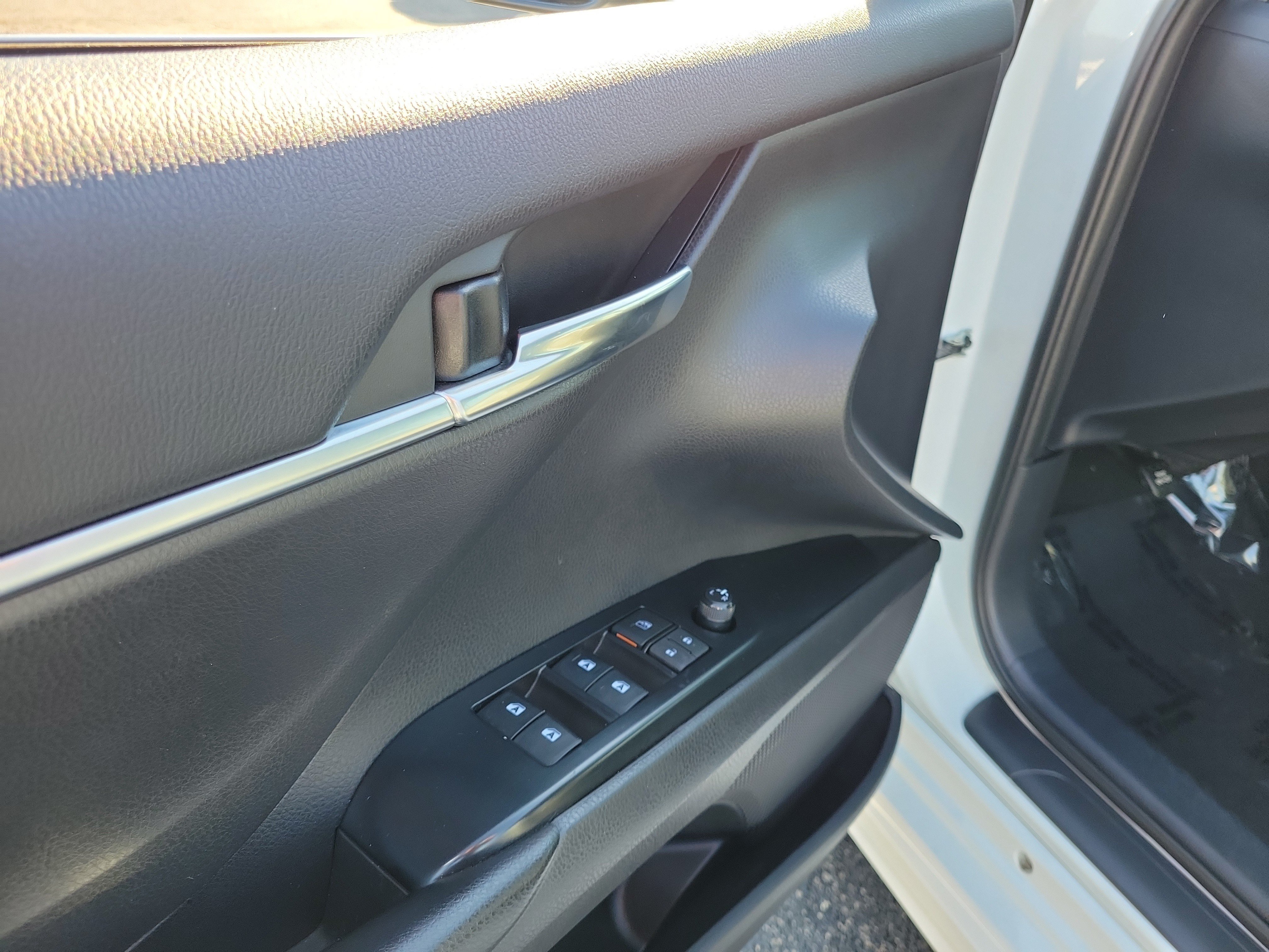 Used 2020 Toyota Camry SE w/ Convenience Package FWD image 18