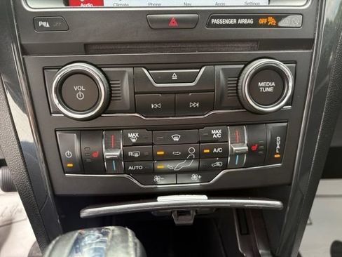 Used 2018 Ford Explorer XLT w/ Equipment Group 202A FWD image 30