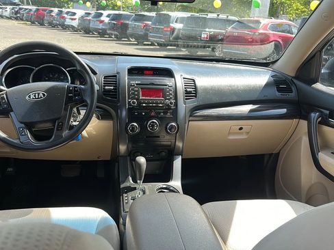 Used 2013 Kia Sorento LX image 9