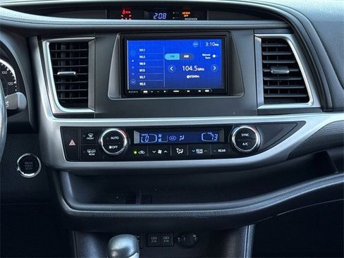 Used 2017 Toyota Highlander SE image 16