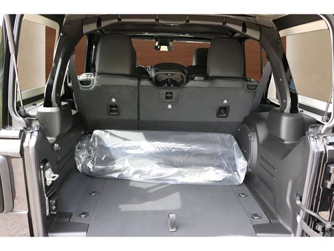 Used 2026 Jeep Wrangler Unlimited Rubicon AWD/4WD image 37