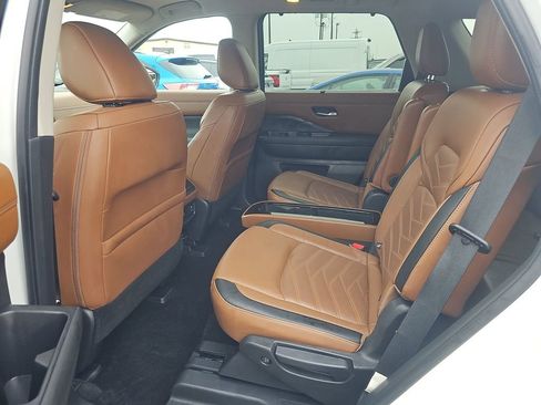 Used 2023 Nissan Pathfinder Platinum image 17
