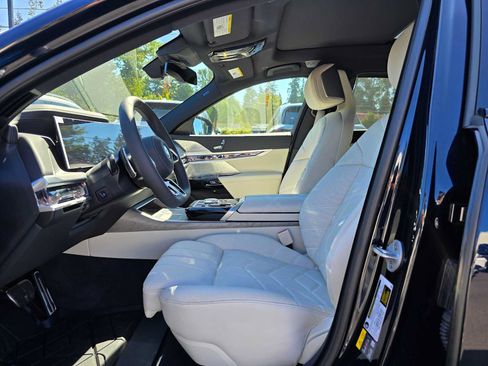 Used 2025 BMW 750e xDrive w/ Executive Package AWD/4WD image 22