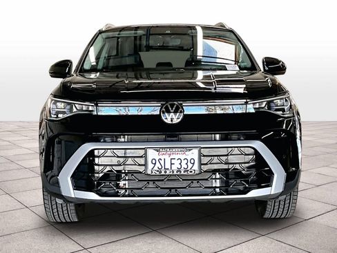 Used 2025 Volkswagen Taos SEL image 3