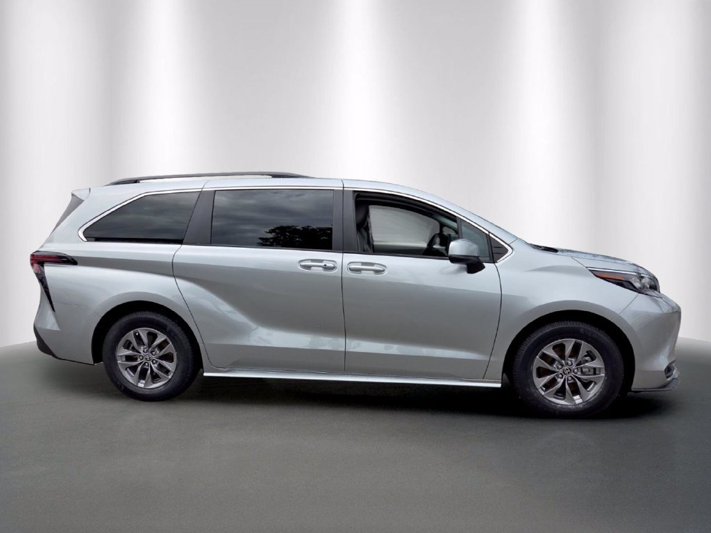 Used 2024 Toyota Sienna LE FWD image 8