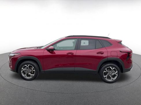 Used 2025 Chevrolet Trax LT FWD image 8