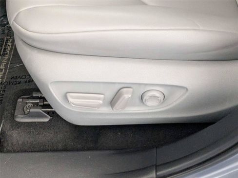 Used 2023 Toyota Highlander XLE AWD/4WD image 10