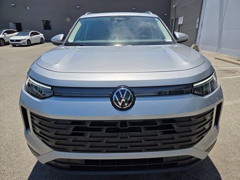 Certified 2025 Volkswagen Tiguan SE w/ Panoramic Sunroof Package AWD/4WD image 5