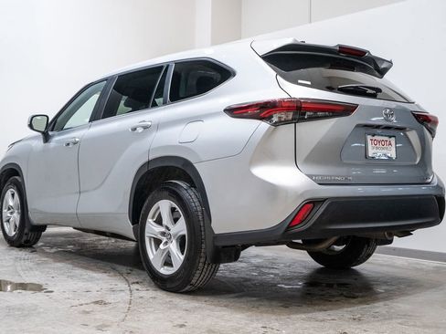 Used 2024 Toyota Highlander LE image 4